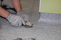 Укладка линолеума с заводом на стену