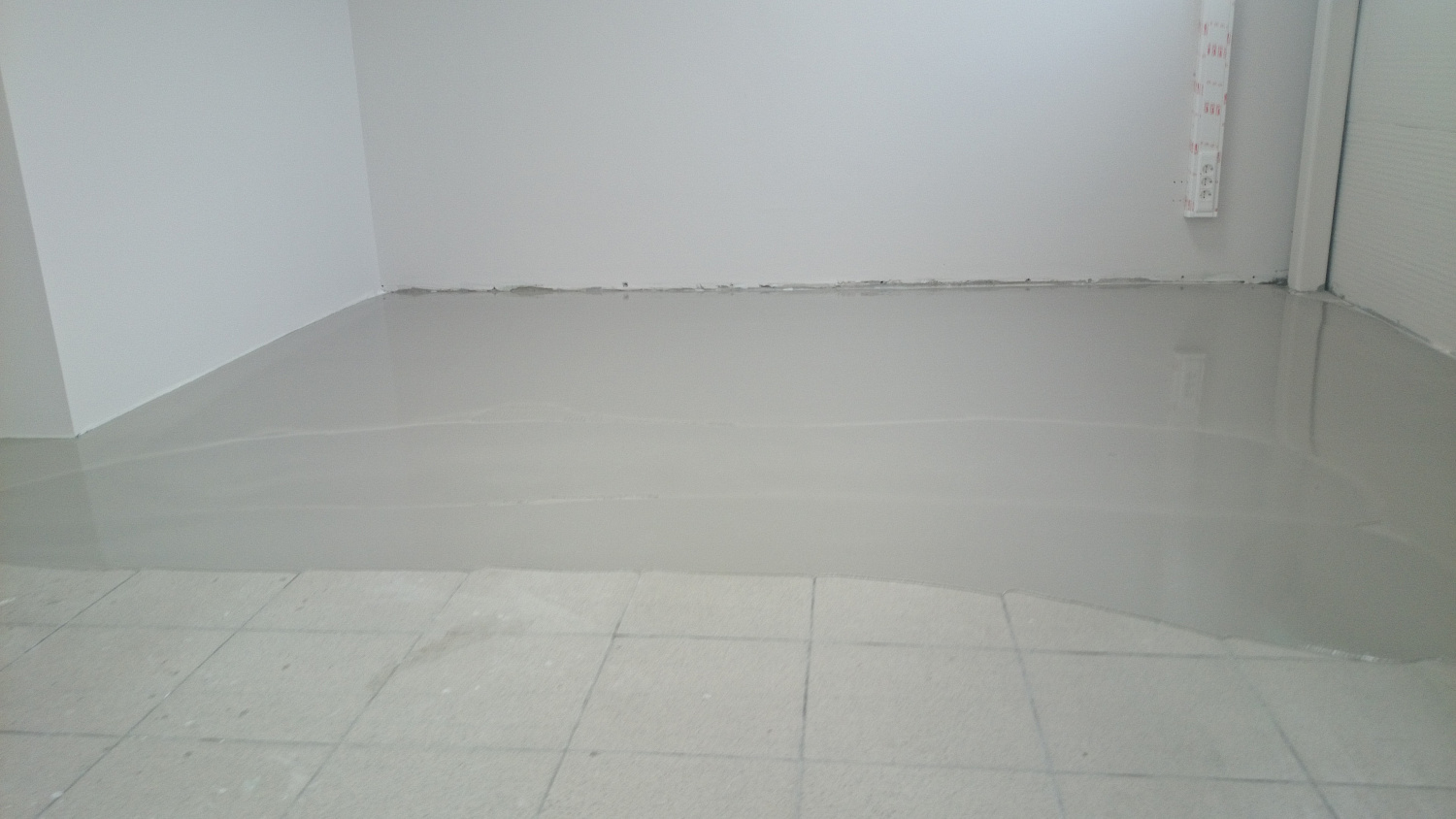 Заливка основания нивелирующей смесью